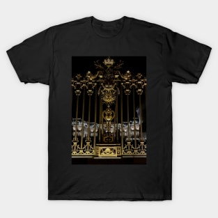 Gate of the Palace of Versailles by night T-Shirt